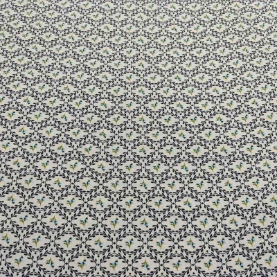Tecido branco com padrão floral azul, amarelo e verde repetitivo