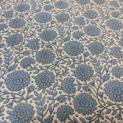 Tecido com padrão floral azul e ramos em fundo bege