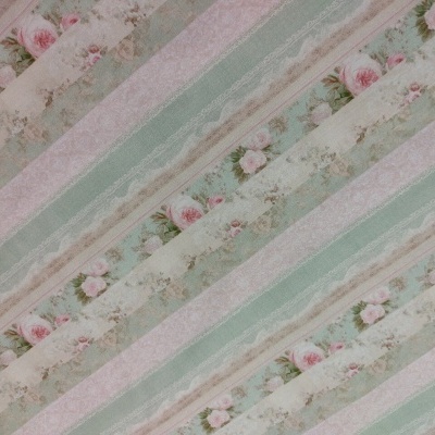 tecido estampado com padrão floral em riscas verdes, beges e rosas