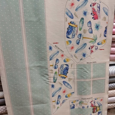 Tecido estampado com motivos de verão e marcações para costura de bolsa e porta-moedas