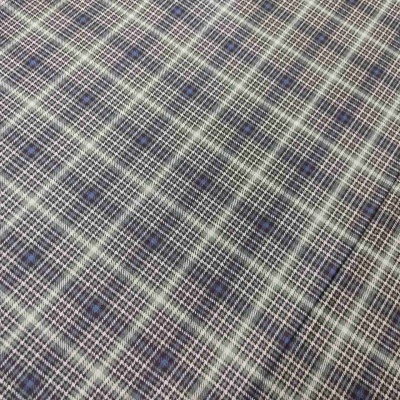 Tecido xadrez azul, branco e cinza com padrão entrecruzado