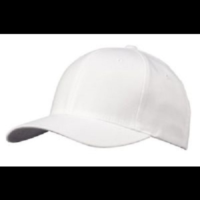 Boné branco simples com pala rígida e costuras visíveis
