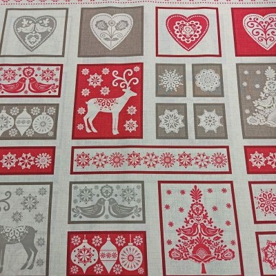 Tecido natalício com padrão de corações, veados, pássaros, bolas e árvores em vermelho, branco e cinza.