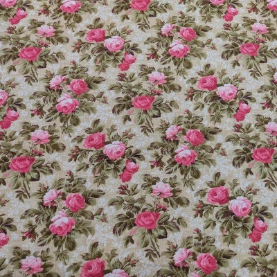 Tecido com padrão floral de rosas cor-de-rosa e folhas verdes em fundo bege