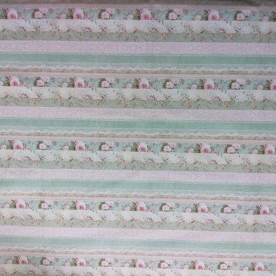 Padrão de tecido ou papel com riscas horizontais em tons pastel e flores