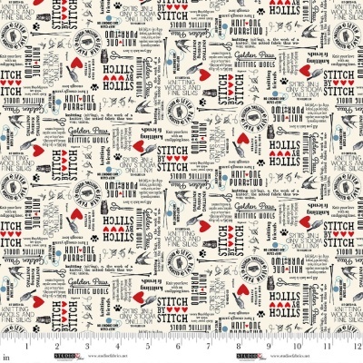 tecido estampado com textos de tricô, corações vermelhos, patinhas de gato e ferramentas de costura