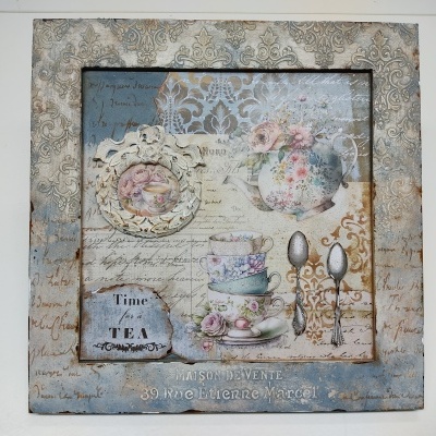 Quadro decorativo com chávenas, colheres e texto na moldura azul