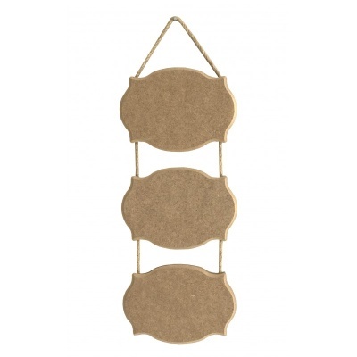 Painel decorativo de cortiça com três placas ovaladas ligadas por cordas para pendurar