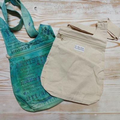 Duas bolsas de tecido, uma verde com texto e outra bege com etiqueta etária