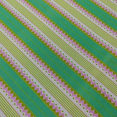 Padrão de tecido com riscas diagonais em verde, amarelo, rosa e branco