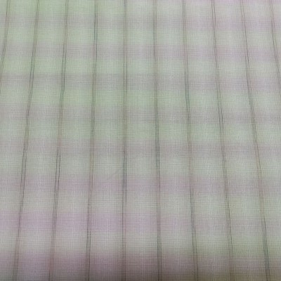 tecido xadrez cinzento e roxo com fundo branco e textura de algodão