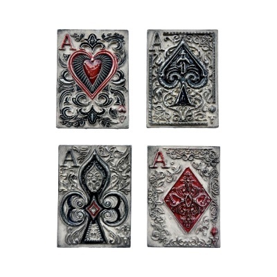 Quatro cartas de baralho de metal com design detalhado e envelhecido