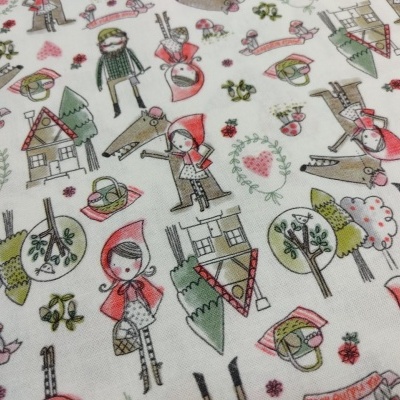 tecido branco com padrão ilustrativo de meninas, árvores e casas em cores suaves