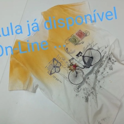 Camiseta branca e amarela com estampa de bicicleta e texto azul
