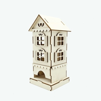 Modelo de casa de madeira clara com janelas e telhado triangular