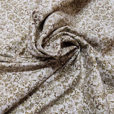 tecido floral bege e castanho dobrado em espiral