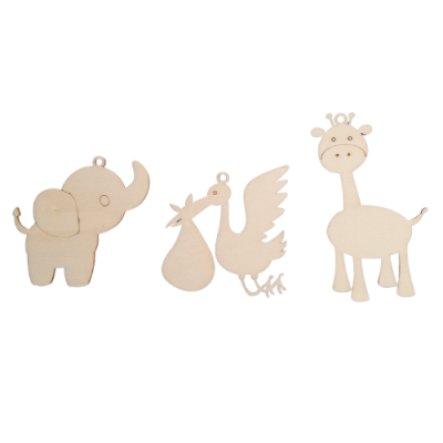 Três figuras de madeira de animais: elefante, cegonha e girafa