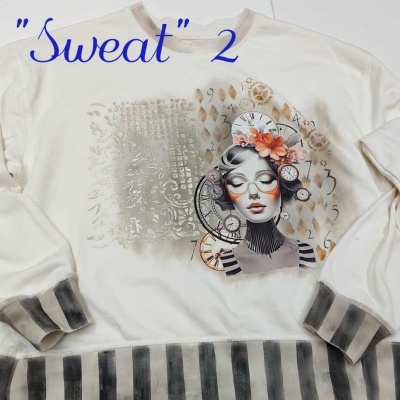 Sweatshirt branca com estampa colorida de mulher e punhos e barra às riscas