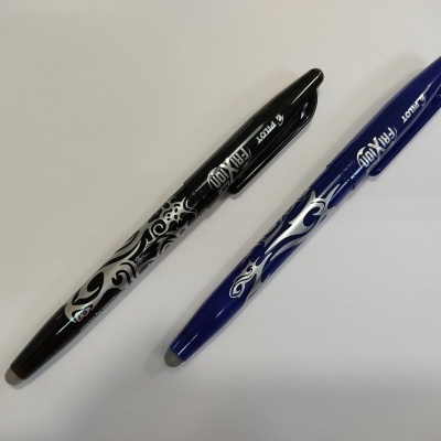 Duas canetas esferográficas decorativas preto e azul com texto branco