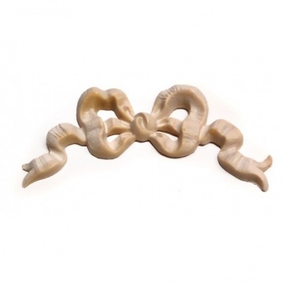 Laço decorativo bege claro em forma de fita curva