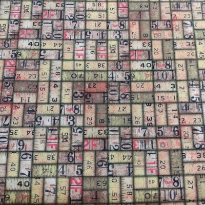 Padrão de mosaico feito com réguas de madeira numeradas em preto e vermelho