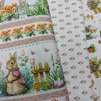 Tecidos de algodão com padrões de coelho, flores e botões em cores suaves