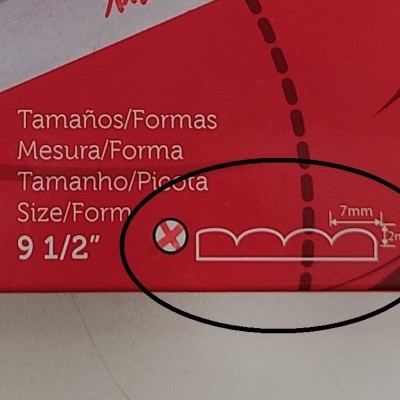 Embalagem vermelha com texto de tamanhos e esquema técnico