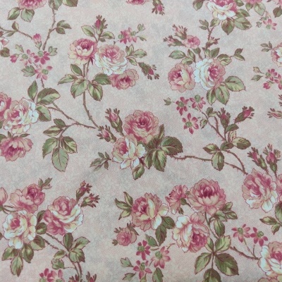 Tecido floral bege com rosas e folhas em tons de rosa e verde
