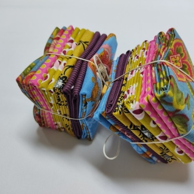 Conjuntos de retângulos de tecido coloridos com padrões florais amarrados com elásticos