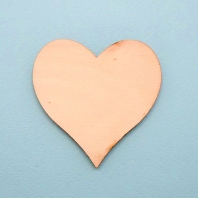 Coração de madeira clara sobre fundo azul