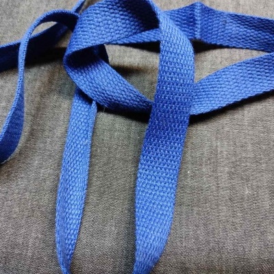 Fita azul de tecido sobre fundo cinza