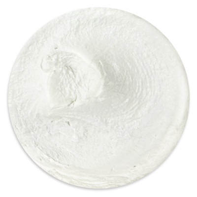 Creme branco espesso num prato branco redondo