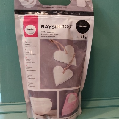 Pacote de pó branco de secagem rápida Rayher RAYSIN 100 BASIC 1 kg com imagens de moldes em corações