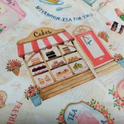 Tecido com padrão desenhado de montra de bolos, porta vermelha, flores e textos em inglês