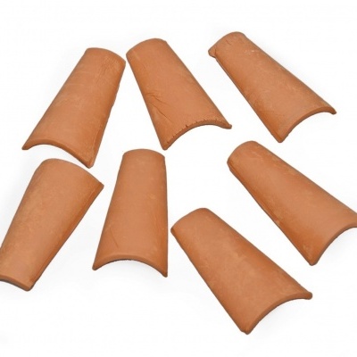 Sete telhas curvas de barro terracota sobre fundo branco