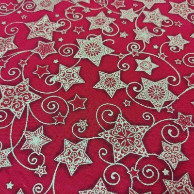 Tecido vermelho com estrelas e arabescos brancos e dourados