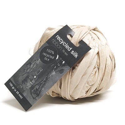 Fita de seda reciclada creme com etiqueta preta explicativa