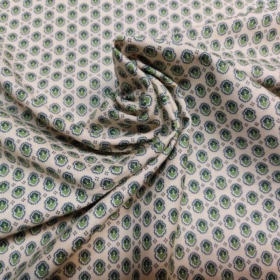 tecido bege com padrão floral verde e azul