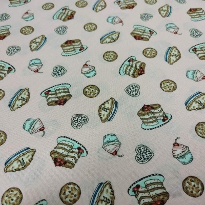 Tecido branco com padrão de bolos, cupcakes e bolachas coloridos em estilo desenhado.