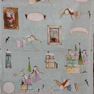 Tecido decorativo com desenhos infantis de anjos, casas, árvores e molduras brancas em fundo azul claro.