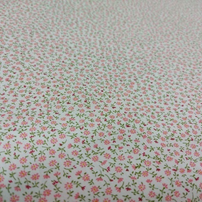 tecido branco com padrão floral cor-de-rosa e verde