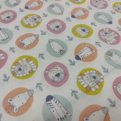 Tecido branco com padrão infantil colorido de animais em círculos coloridos