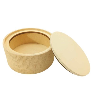 Caixa redonda de madeira clara com tampa desencaixada