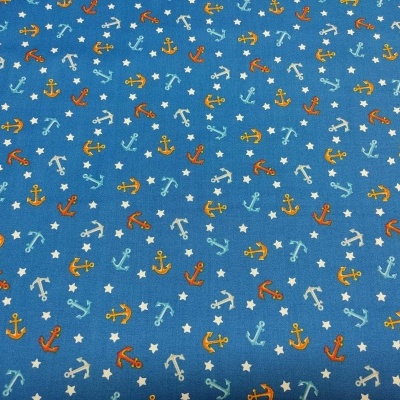 Tecido azul com padrão de âncoras coloridas e estrelas brancas.