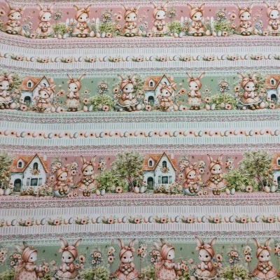 Tecido decorativo com coelhinhos e casinhas em faixas horizontais coloridas