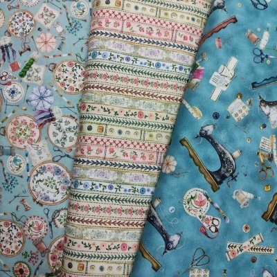 Três tecidos com padrões costura e flores em tons azuis e pastéis