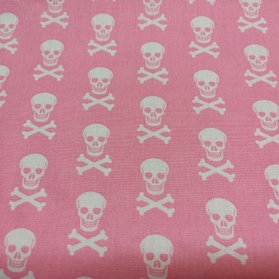 Tecido rosa com caveiras brancas. 