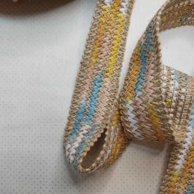 Fita trançada colorida em branco, bege, amarelo, azul e castanho