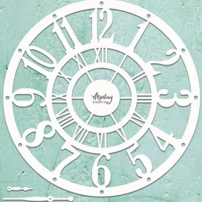 Relógio decorativo branco com números variados numa parede verde claro