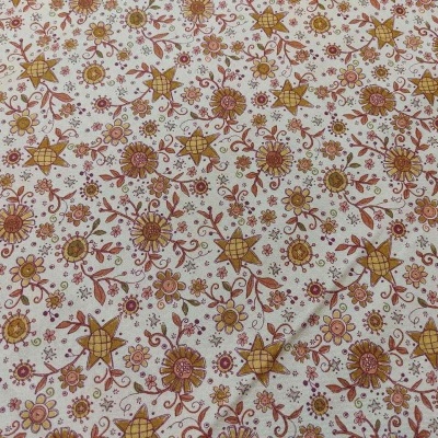 Tecido estampado com flores e estrelas em tons dourados e castanhos